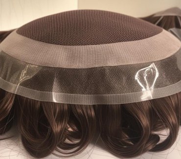 Protez saç, cerrahi işlem gerektirmeyen, doğal saç görünümü sunan bir saç sistemidir. Özel olarak hazırlanan saç parçaları, kişinin kafa yapısına ve saç rengine göre tasarlanır. Saç dökülmesi yaşayan erkek ve kadınlar için kalıcı bir çözüm sunar.